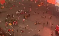 Quảng trường Thời đại náo loạn vì... nhầm lẫn tiếng moto thành tiếng súng nổ