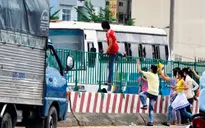 Nhiều người trèo qua dải phân cách bất chấp nguy hiểm