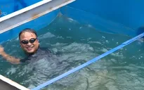 Kiểm nghiệm nước sông Tô Lịch, chuyên gia Nhật Bản tắm tại khu vực đã được làm sạch
