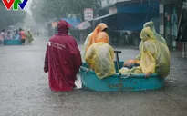 Chùm ảnh: Đảo Phú Quốc ngập sâu sau mưa lớn, người dân đi lại bằng bè tự chế