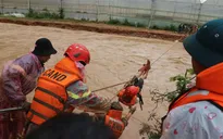Ngoạn mục giải cứu 41 người bị nước lũ bao vây tại Lâm Đồng