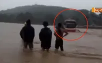 Xe khách chở 60 công nhân liều lĩnh băng qua lũ dữ