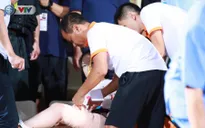 Nữ CĐV trúng pháo sáng phải đi cấp cứu trong trận CLB Hà Nội – DNH Nam Định
