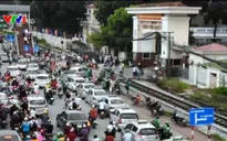 Dừng đỗ bừa bãi trước cổng Bệnh viện Bạch Mai gây ùn tắc