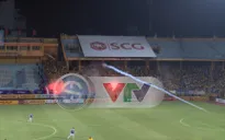 VIDEO độc quyền: Tốc độ kinh hoàng của quả pháo sáng gây thương tích cho CĐV Hà Nội trong trận gặp DNH Nam Định