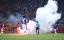 Xác định hai đối tượng đốt pháo sáng và đánh cảnh sát trên sân Hàng Đẫy