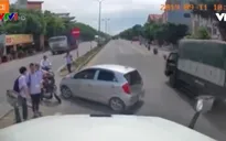 Sang đường không quan sát, một học sinh suýt bị xe tải đâm
