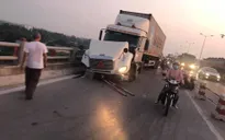 Xe container đâm liên hoàn trên cầu Thanh Trì, nhiều xe máy rơi xuống sông