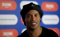 Ronaldinho bất ngờ trở lại sân cỏ ở tuổi 39