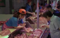 Người tiêu dùng Trung Quốc gặp khó vì thịt lợn tăng giá mạnh