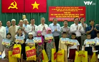 Trao học bổng cho học sinh dân tộc Chăm có hoàn cảnh khó khăn