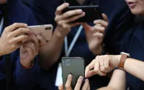 Bị dìm hàng với camera "than tổ ong", iPhone 11 vẫn cháy hàng