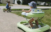 Rơi khỏi xe tập đi từ độ cao 1m, bé gái 8 tháng tuổi bị lún sọ não