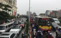 Mưa lớn đúng giờ đi làm, nhiều tuyến đường Hà Nội ngập sâu, ách tắc