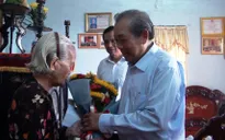 Phó Thủ tướng Trương Hòa Bình thăm Mẹ Việt Nam anh hùng