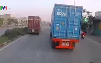 Vượt ẩu khi đi qua ngã ba, xe máy đâm thẳng vào dải phân cách