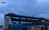 Bất ngờ bốc cháy, xe khách đang lưu thông theo hướng Bắc - Nam bị thiêu rụi