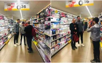 Đang mải mê shopping, Văn Hậu được fan Hà Lan nhận ra, xin chụp ảnh