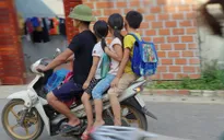 Không đội mũ bảo hiểm cho trẻ, phụ huynh thờ ơ với tính mạng của con em mình