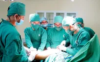 Cố định xương gãy cho bé gái mắc bệnh xương thủy tinh