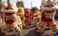 Múa rồng quanh hồ Hoàn Kiếm kỷ niệm 65 năm Ngày Giải phóng Thủ đô