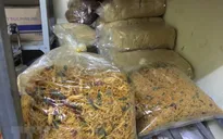 Phát hiện lượng lớn cơm cháy, khô gà không rõ nguồn gốc