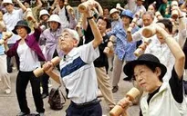 Người già Nhật Bản đổ xô đi mua sản phẩm tài chính