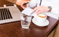 Bí quyết trắng răng cho dân văn phòng thích uống cafe