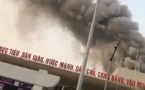 Cháy lớn tại Cung văn hóa hữu nghị Việt Xô, khói đen bốc ngùn ngụt