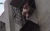 Trung Quốc: Giải cứu bé gái mắc kẹt trên cửa sổ