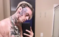 Choáng với hình xăm mới trên mặt của Aaron Carter