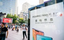 Người Trung Quốc xếp hàng mua điện thoại Huawei chẳng kém gì ở Apple Store