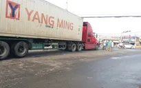 Xe container va chạm xe đạp điện, một người nguy kịch
