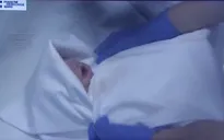 Bé gái chào đời từ người mẹ chết não 4 tháng