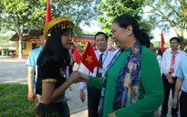 Đồng chí Tòng Thị Phóng dự khai giảng năm học mới tại Yên Bái