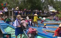 Học sinh Cà Mau đi xuồng máy tới trường đón năm học mới
