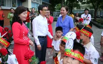 PTTg Vũ Đức Đam đến sớm, trò chuyện với học sinh trước giờ khai giảng tại TP.HCM