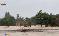 Nước lũ ở Hà Tĩnh dâng cao tận nóc nhà, hàng nghìn hộ dân bị cô lập