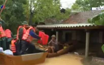 Cứu trợ người dân cô lập do lũ