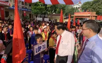 Đồng chí Trần Thanh Mẫn dự khai giảng ở Hòa Bình
