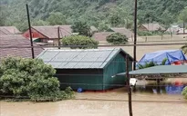 Thủ tướng Nguyễn Xuân Phúc chia sẻ khó khăn với đồng bào vùng mưa lũ