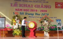 Đồng chí Võ Văn Thưởng đánh trống khai giảng tại THCS Chu Văn An, Hải Phòng