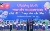 Phó Chủ tịch nước Đặng Thị Ngọc Thịnh vui Trung thu với học sinh Vĩnh Long
