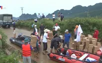 Cứu trợ người dân vùng lũ Quảng Bình