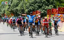 Áo xanh đổi chủ ở chặng cuối Giải xe đạp Quốc tế VTV Cúp Tôn Hoa Sen 2019