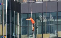 Đi trên dây nối hai tòa nhà chọc trời cao nhất ở Moscow, Nga