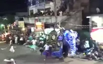 Voi tấn công đám đông trong lễ hội