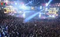 Người dân Hà Nội hứng khởi đón năm mới 2020 cùng “Vũ khúc ánh sáng”