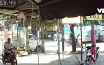 Clip: Nguy hiểm khi vượt qua đầu xe container