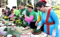 Khách quốc tế hào hứng gói bánh chưng, trải nghiệm không gian Tết Việt